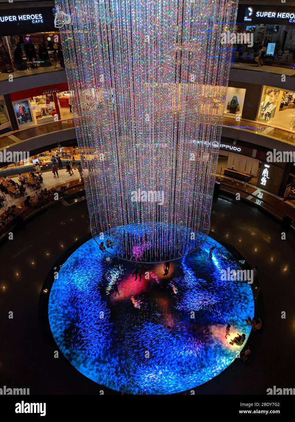 23 APRILE 2019-SINGAPORE, SINGAPORE: Lampadario gigante al centro commerciale Marina Bay link, singapore. E`s' di dimensioni enormi, copre molti piani. Abstact di un l Foto Stock