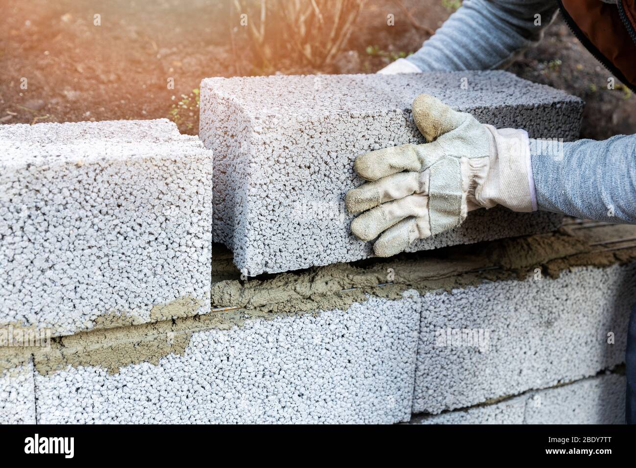 costruzione di muro di casa - muratura che posa blocchi di argilla espansi Foto Stock