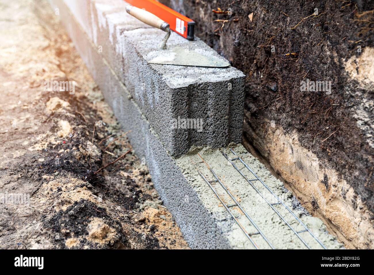 costruzione di parete di ritenuta da blocchi di argilla espansi Foto Stock