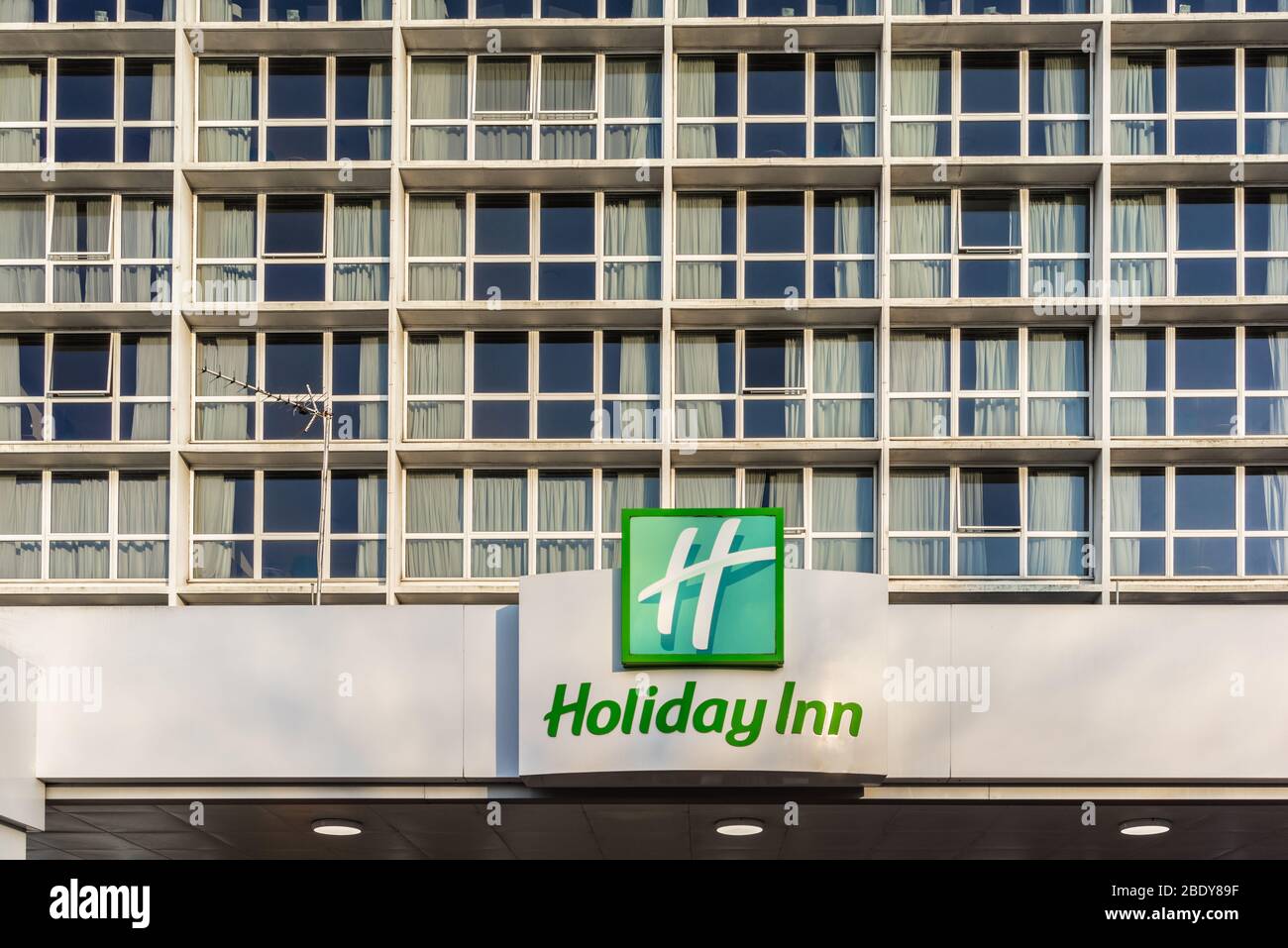 Facciata se un hotel Holiday Inn con il tipico logo verde a Southampton, Inghilterra, Regno Unito Foto Stock