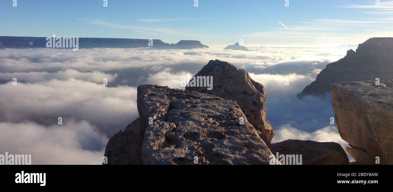 Una rara inversione totale della nuvola è stata osservata il 29 novembre 2013 dai visitatori del Parco Nazionale del Grand Canyon. Questa vista è da Mather Point sul South Rim. Le inversioni di nuvole si formano attraverso l'interazione di masse d'aria calda e fredda. Foto Stock