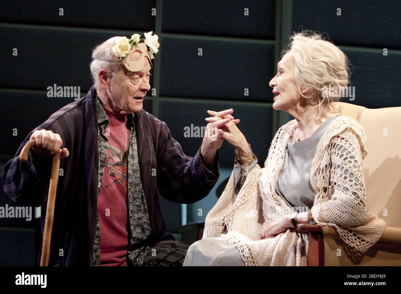 Michael Byrne (Romeo), Sian Phillips (Juliet) in JULIET E IL SUO ROMEO adattato da Shakespeare's suona da Sean o'Connor & Tom Morris al Bristol Old Vic, Bristol, Inghilterra in 2010 disegno del set: Tom Pye Costumi: Laura Hopkins illuminazione: James Farncombe regista: Tom Morris Foto Stock