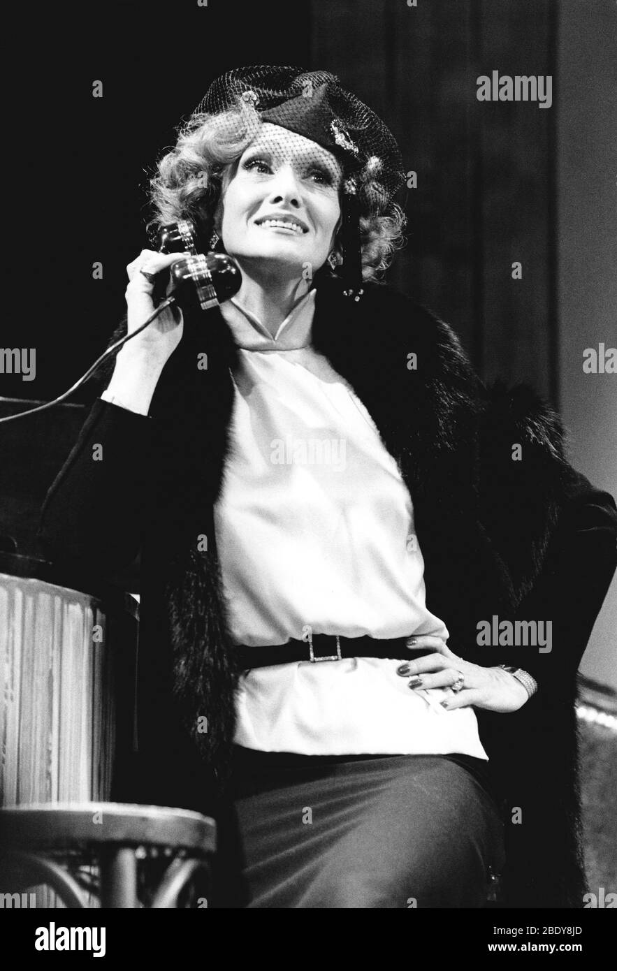 Sian Phillips come vera in PAL JOEY al teatro Albery, Londra in 1980 musica: Richard Rodgers lyrics: Lorenz Hart book: John o'Hara Set design: Mick Bearwish costumi: Antony McDonald & Iona McLeish illuminazione: George Tarbuck regista: Robert Walker Foto Stock