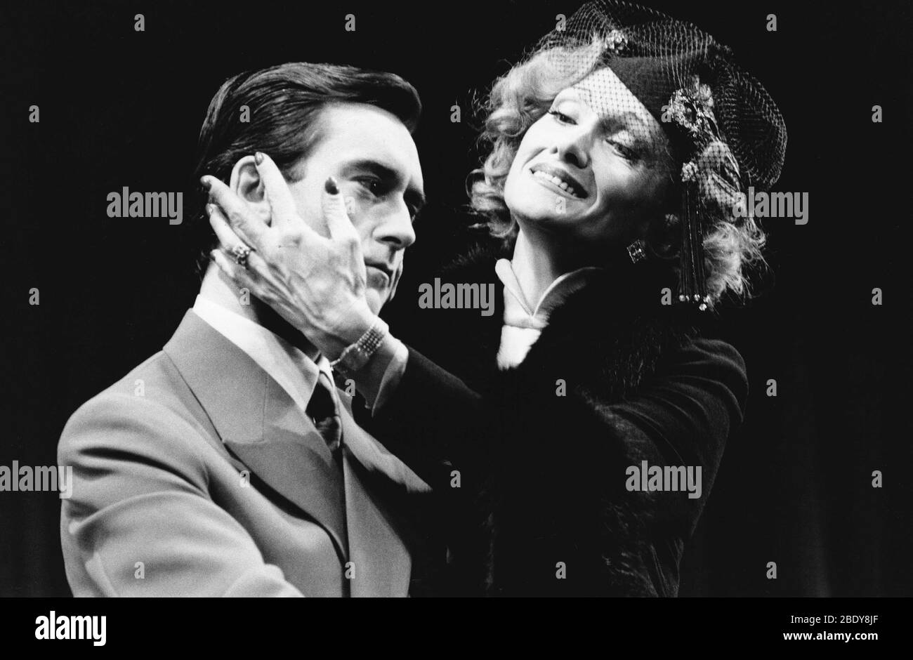Denis Lawson (Joey), Sian Phillips (vera) in PAL JOEY al teatro Albery, Londra in 1980 musica: Richard Rodgers lyrics: Lorenz Hart book: John o'Hara Set design: Mick Bearwish Costumi: Antony McDonald & Iona McLeish illuminazione: George Tarbuck regista: Robert Walker Foto Stock