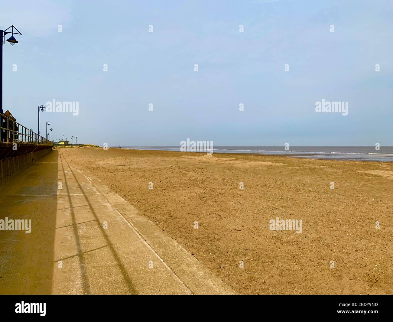 Mablethorpe, Lincolnshire, Regno Unito. 10 aprile 2020. Il mare deserte, South Beach a Mablethorpe, di solito pieno di adoratori del sole su un Venerdì Santo. Credit: Tim Ring/Alamy Live News Foto Stock
