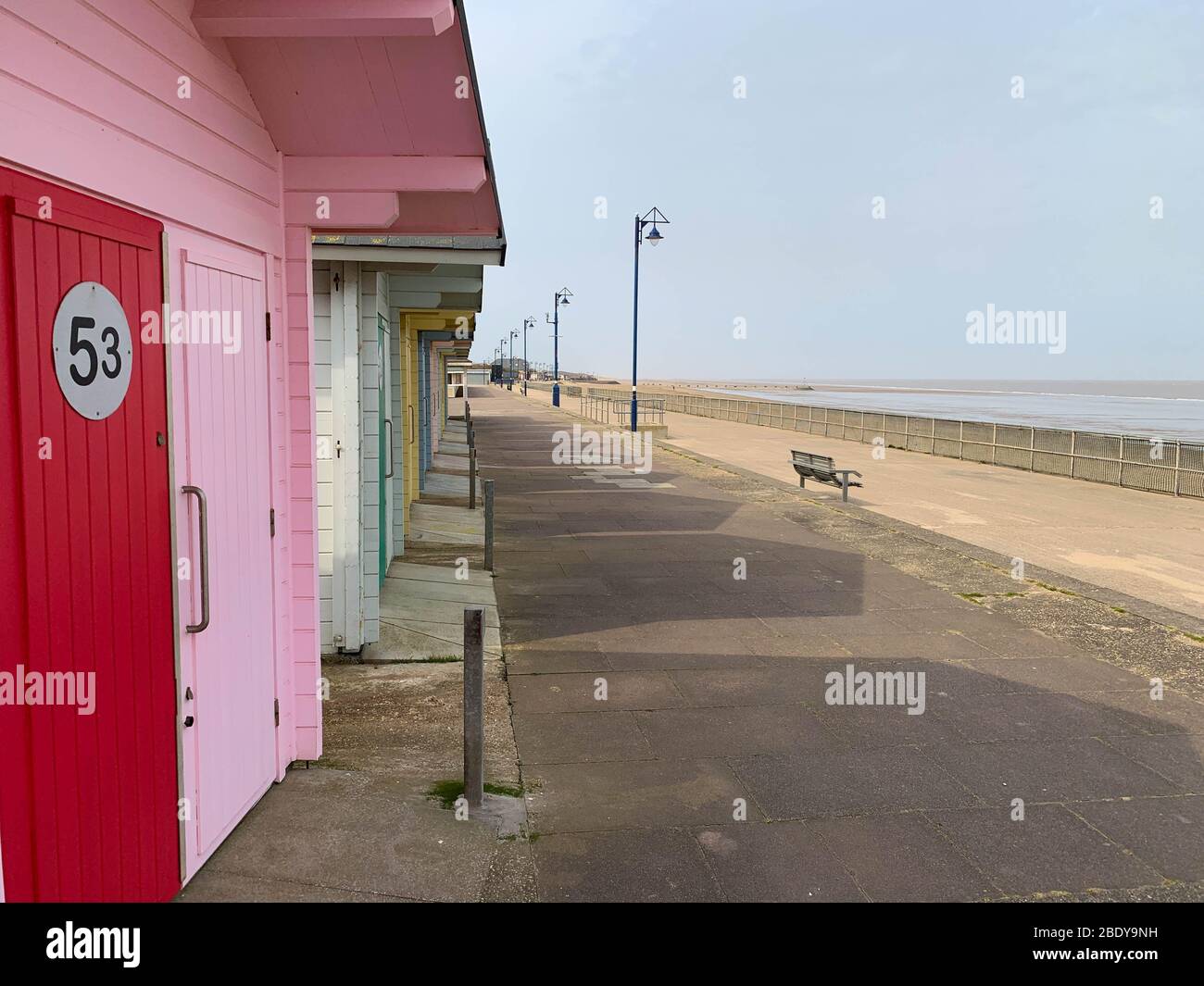 Mablethorpe, Lincolnshire, Regno Unito. 10 aprile 2020. Il deserte lungomare South Beach e capanne sulla spiaggia di Mablethorpe, di solito pieno di trippers di un giorno il Venerdì Santo. Credit: Tim Ring/Alamy Live News Foto Stock