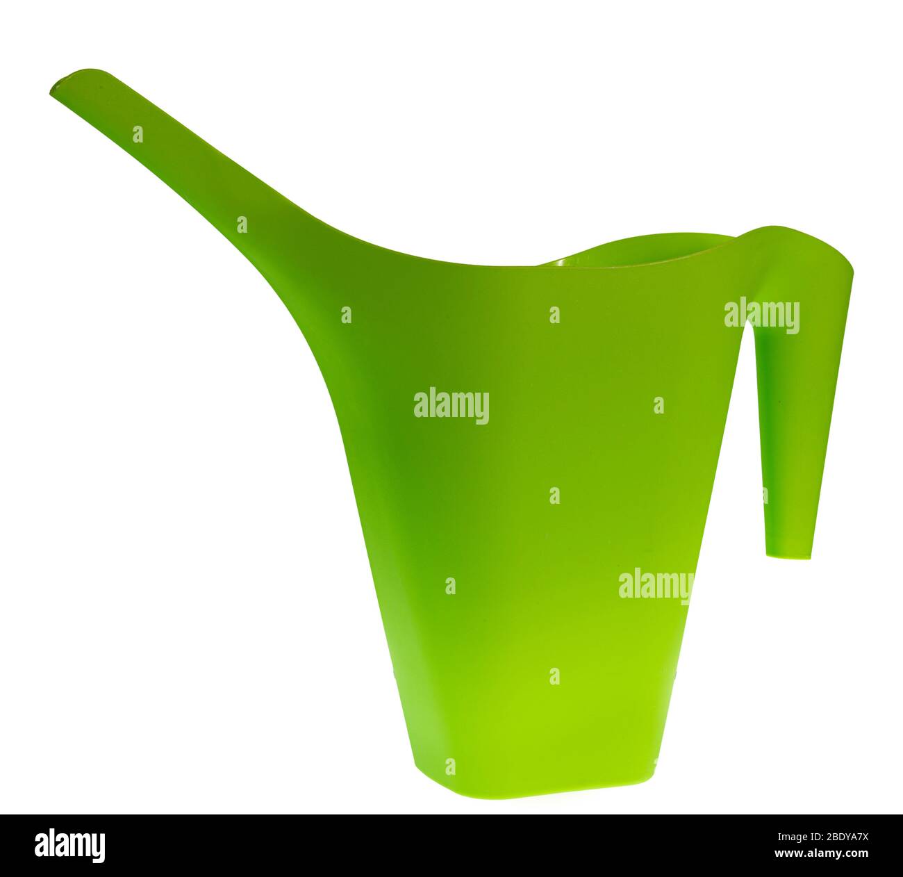 Primo piano orizzontale di un annaffiatoio di plastica verde. Sfondo bianco. Spazio di copia. Foto Stock