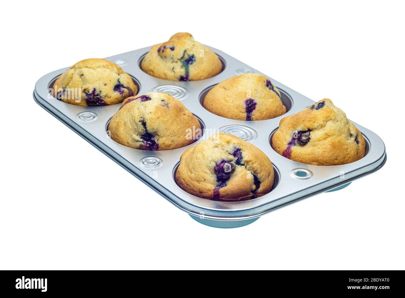 Primo piano orizzontale di sei muffin di mirtillo fresco in una teglia da sei muffin. Angolato. Sfondo bianco. Foto Stock