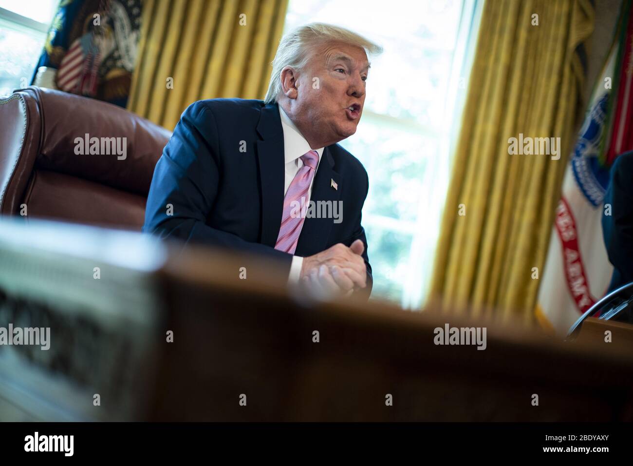 Washington, Stati Uniti. 10 aprile 2020. Il Presidente Donald Trump esprime le sue osservazioni durante una benedizione pasquale presso l’Ufficio ovale della Casa Bianca venerdì 10 aprile 2020 a Washington. Foto di al Drago Credit: UPI/Alamy Live News Foto Stock