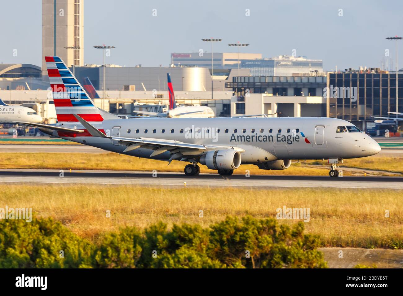 Los Angeles, California – 14 aprile 2019: Aereo Embraer 175 della American Eagle Compass Airlines all'aeroporto internazionale di Los Angeles (LAX) in California Foto Stock