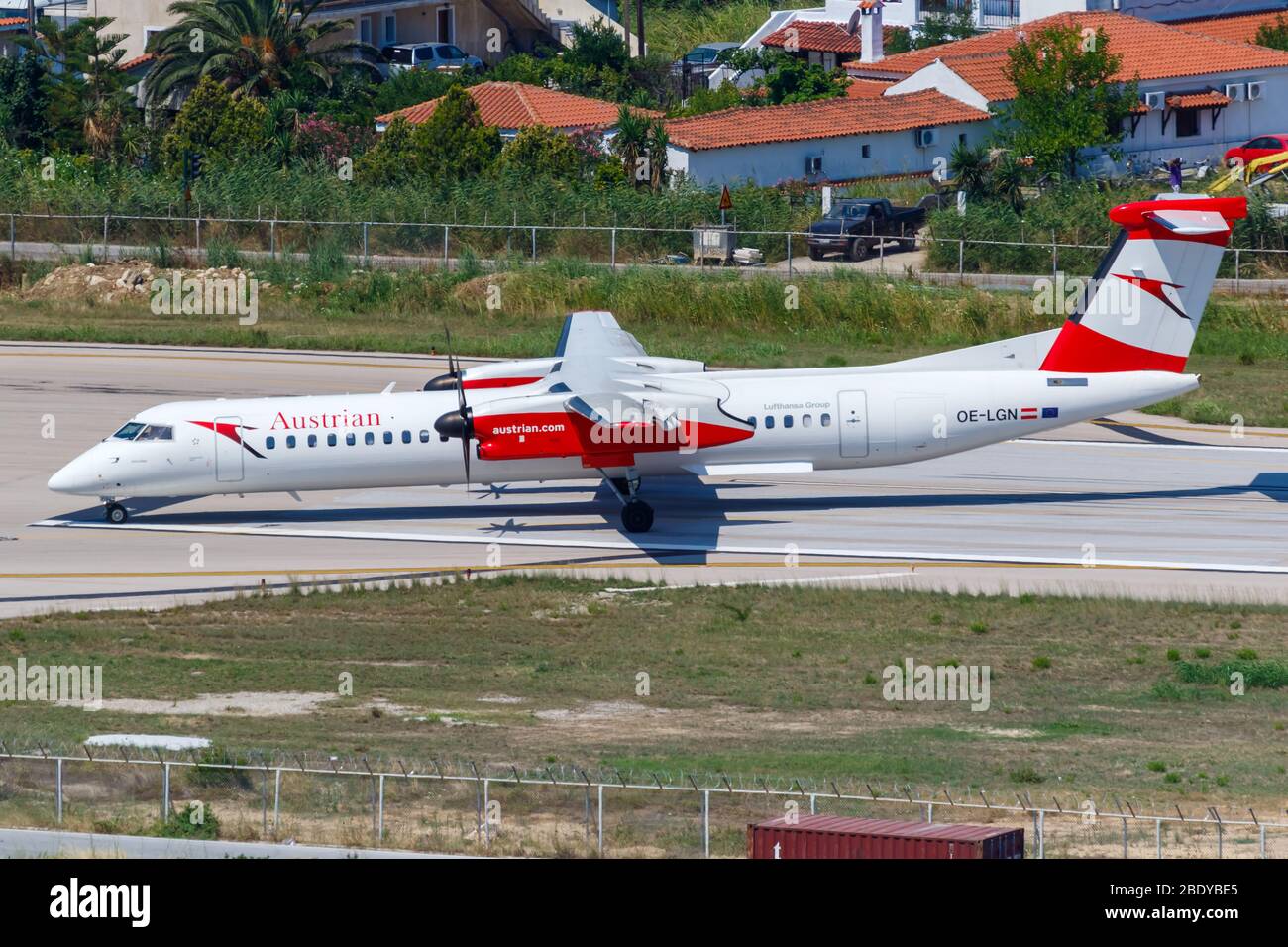 Skiathos, Grecia – 27 luglio 2019: Aereo Austrian Airlines Bombardier DHC-8-400 all'aeroporto di Skiathos (JSI) in Grecia. Foto Stock