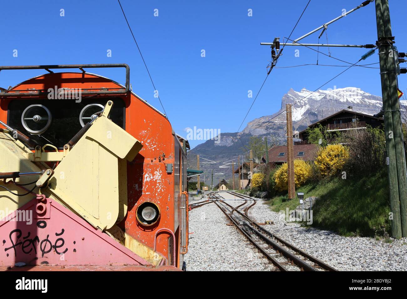 Locomotiva arancione. Gare du TMB. Tram del Monte Bianco. Saint-Gervais-les-Bains. Alta Savoia. Francia. Foto Stock