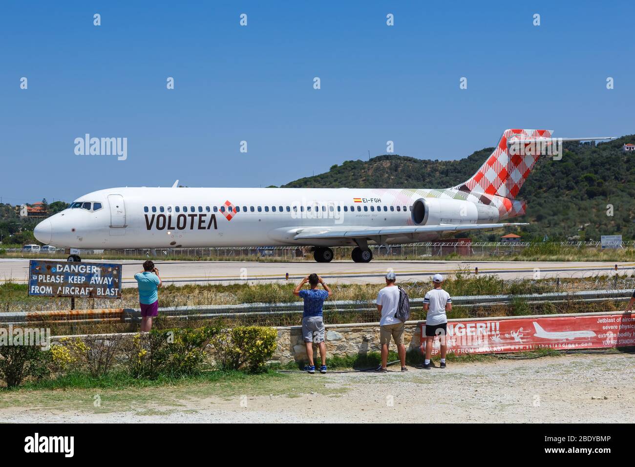 Skiathos, Grecia – 29 luglio 2019: Volotea Boeing 717 aereo all'aeroporto di Skiathos (JSI) in Grecia. Boeing è un produttore americano di aeromobili headqua Foto Stock