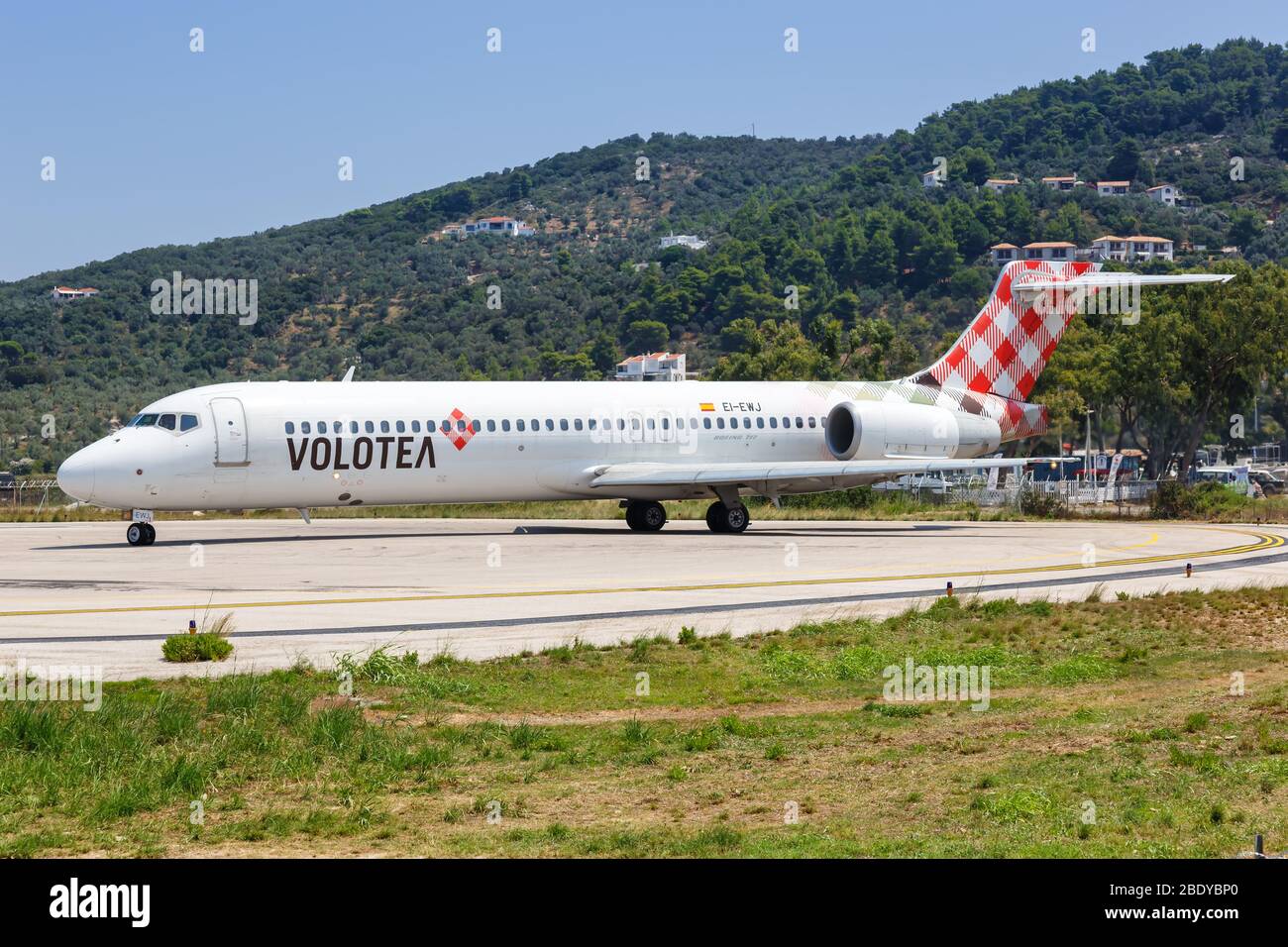 Skiathos, Grecia – 31 luglio 2019: Volotea Boeing 717 aereo all'aeroporto di Skiathos (JSI) in Grecia. Boeing è un produttore americano di aeromobili headqua Foto Stock
