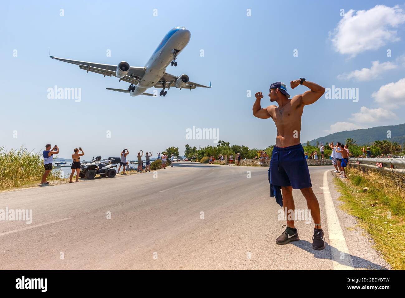 Skiathos, Grecia – 2 agosto 2019: Aereo TUI Boeing 757-200 all'aeroporto di Skiathos (JSI) in Grecia. Boeing è un produttore americano di aeromobili headqu Foto Stock