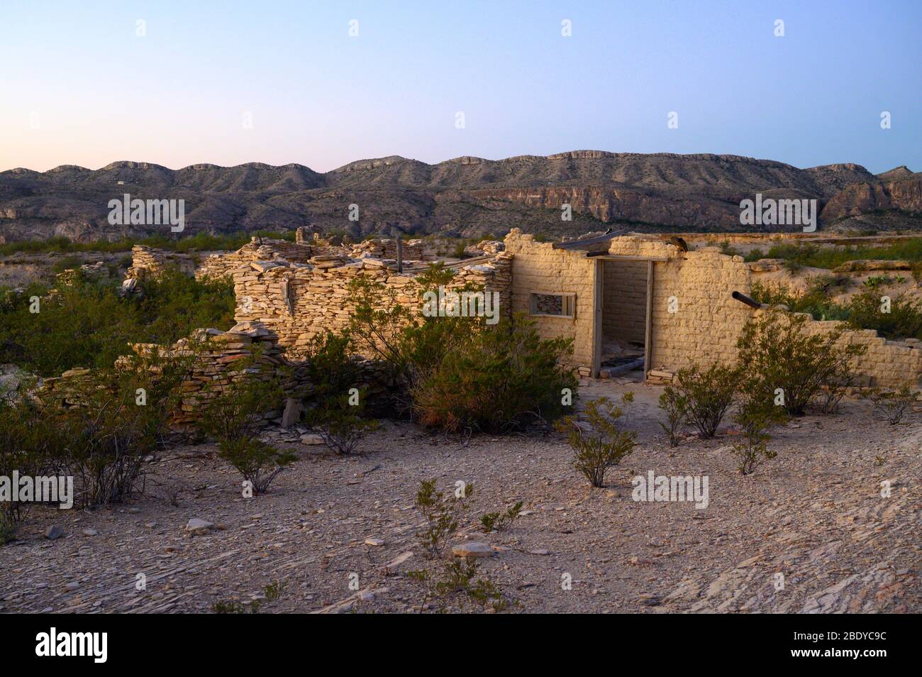 Le rovine di un ex campo di estrazione dell'argento rimangono nella città fantasma di Terlingua nel Texas occidentale, vicino al Big Bend National Park. Foto Stock