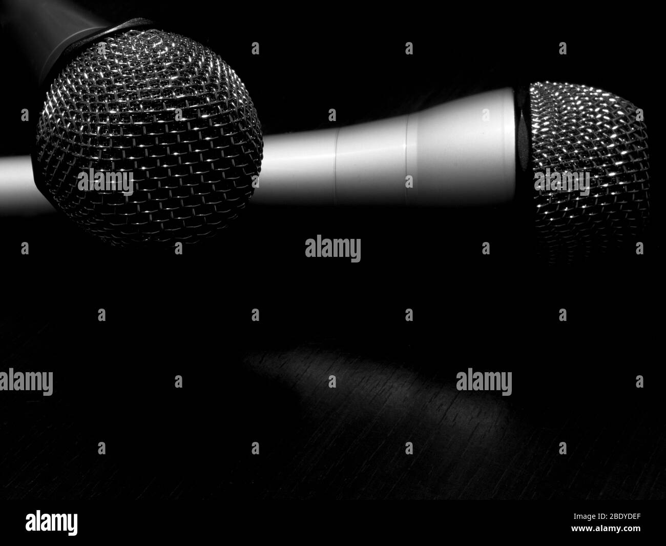 In bianco e nero di due microfoni concept Foto Stock