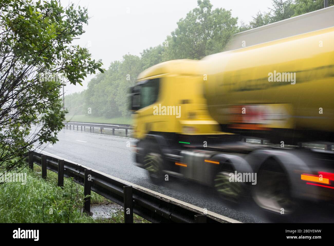 Morrisons petroliera, camion, camion in forte pioggia sulla A19 a doppia carreggiata, nord-est dell'Inghilterra. REGNO UNITO Foto Stock
