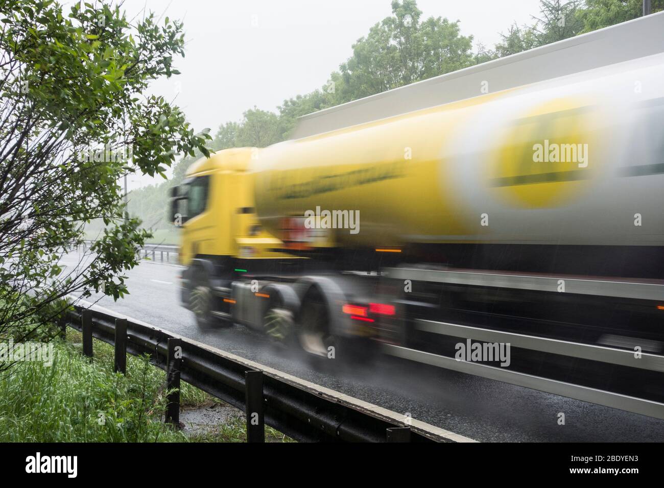 Morrisons petroliera, camion, camion in forte pioggia sulla A19 a doppia carreggiata, nord-est dell'Inghilterra. REGNO UNITO Foto Stock
