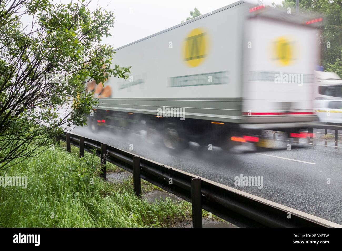 Morrisons consegna camion, camion in forte pioggia sulla A19 a doppia carreggiata, nord-est Inghilterra. REGNO UNITO Foto Stock