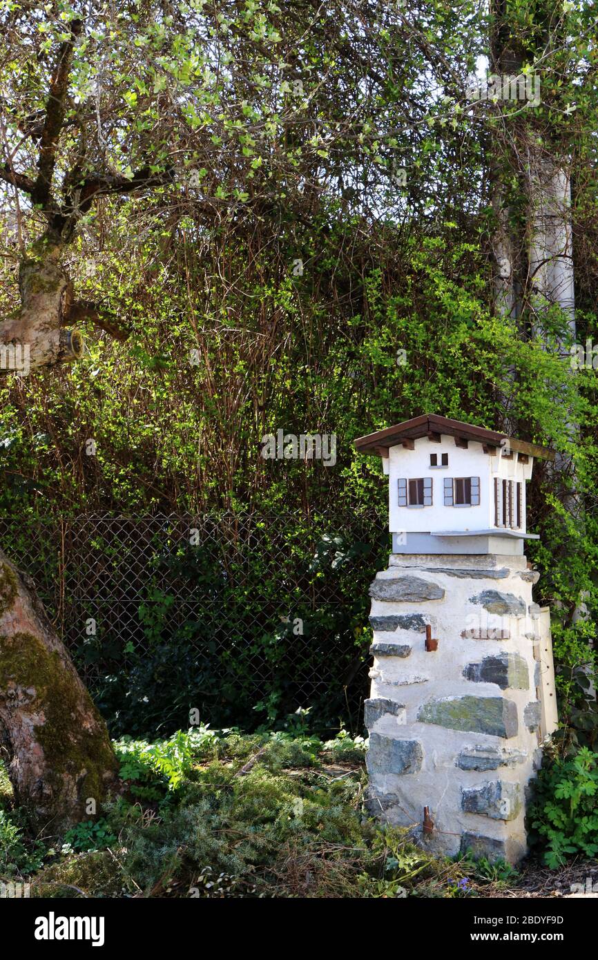 Boîte aux lettres en forme de chalet sur une pierre. Saint-Gervais-les-Bains. Alta Savoia. Francia. Foto Stock