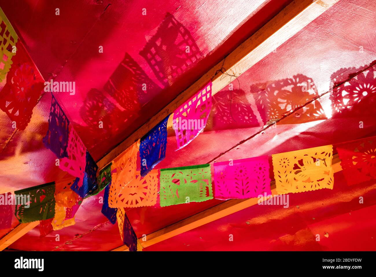 Bandiere di carta (Papel Picado) appese a Città del Messico Foto stock -  Alamy