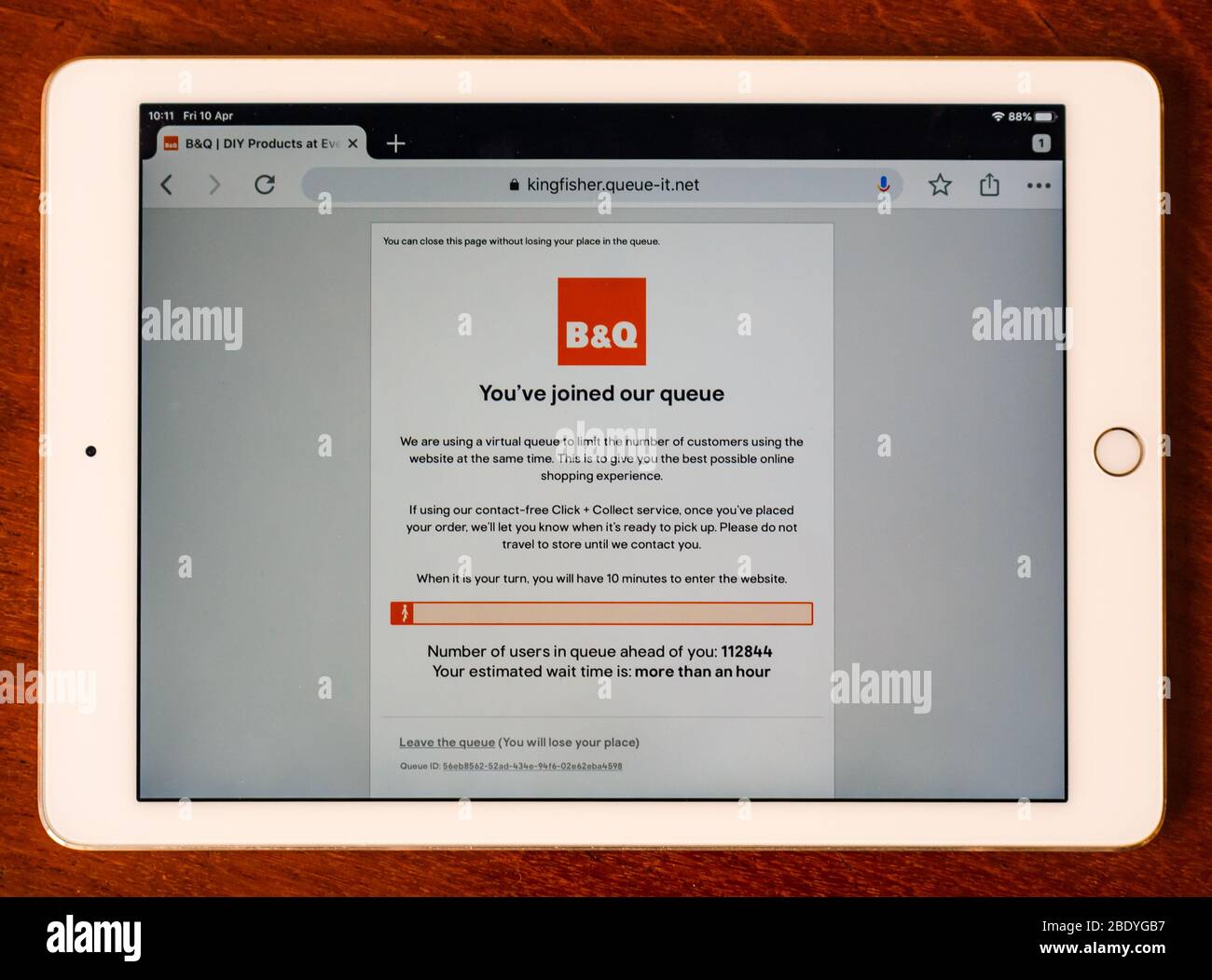 Schermo tablet con sito web B&Q shopping online con coda virtuale e attesa di oltre un'ora durante la pandemia di Coronavirus Covid-19 nel Regno Unito Foto Stock
