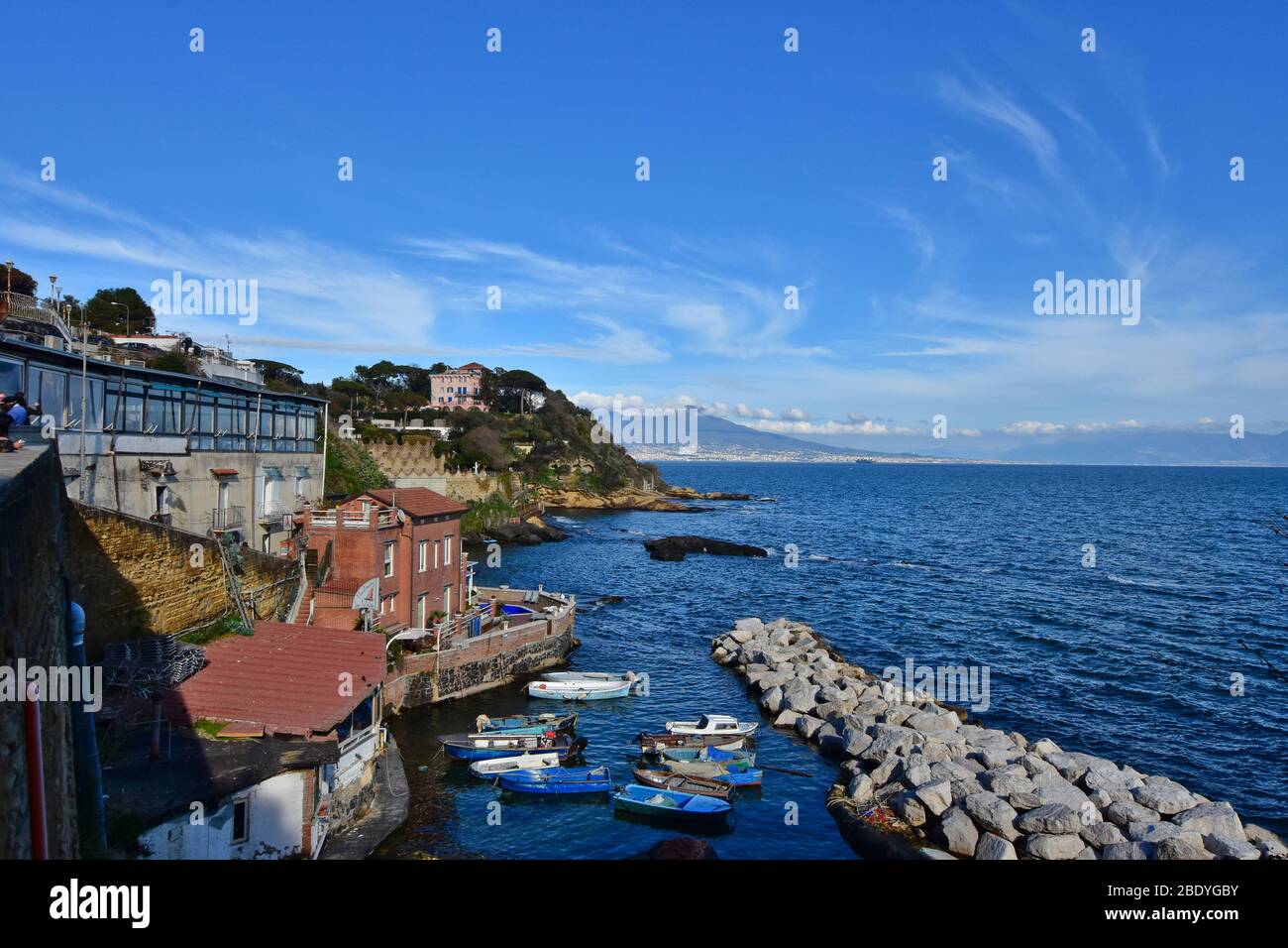 Vista sul piccolo porto di Marechiaro nella città di Napoli Foto Stock