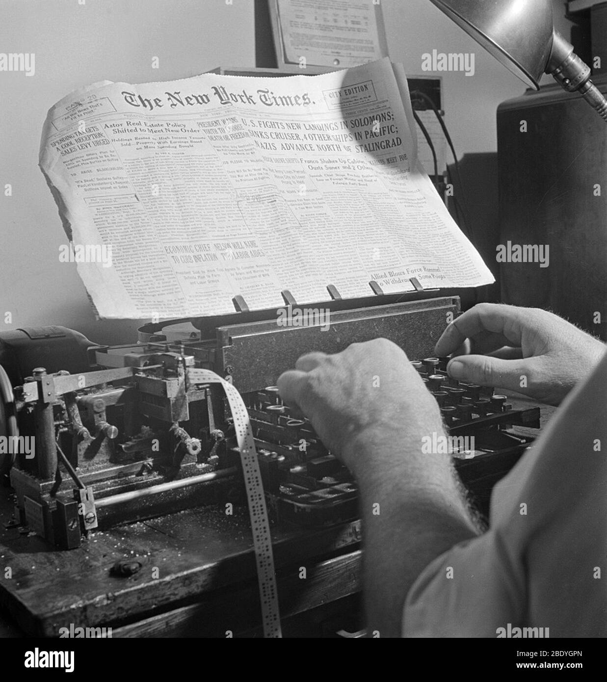 Times News inviata da Morse Code alle navi, 1942 Foto Stock