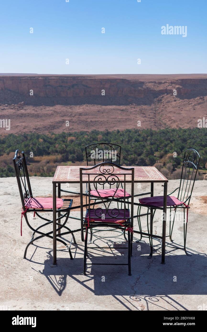 Tavolo e sedie nella Valle di Ziz in Marocco Foto Stock