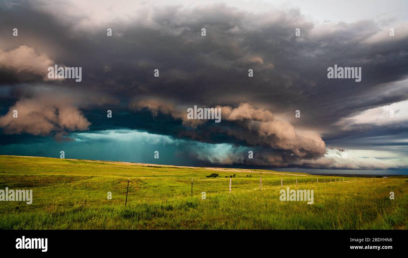 Tempesta di supersine con nubi di tempesta drammatica in Montana Foto Stock