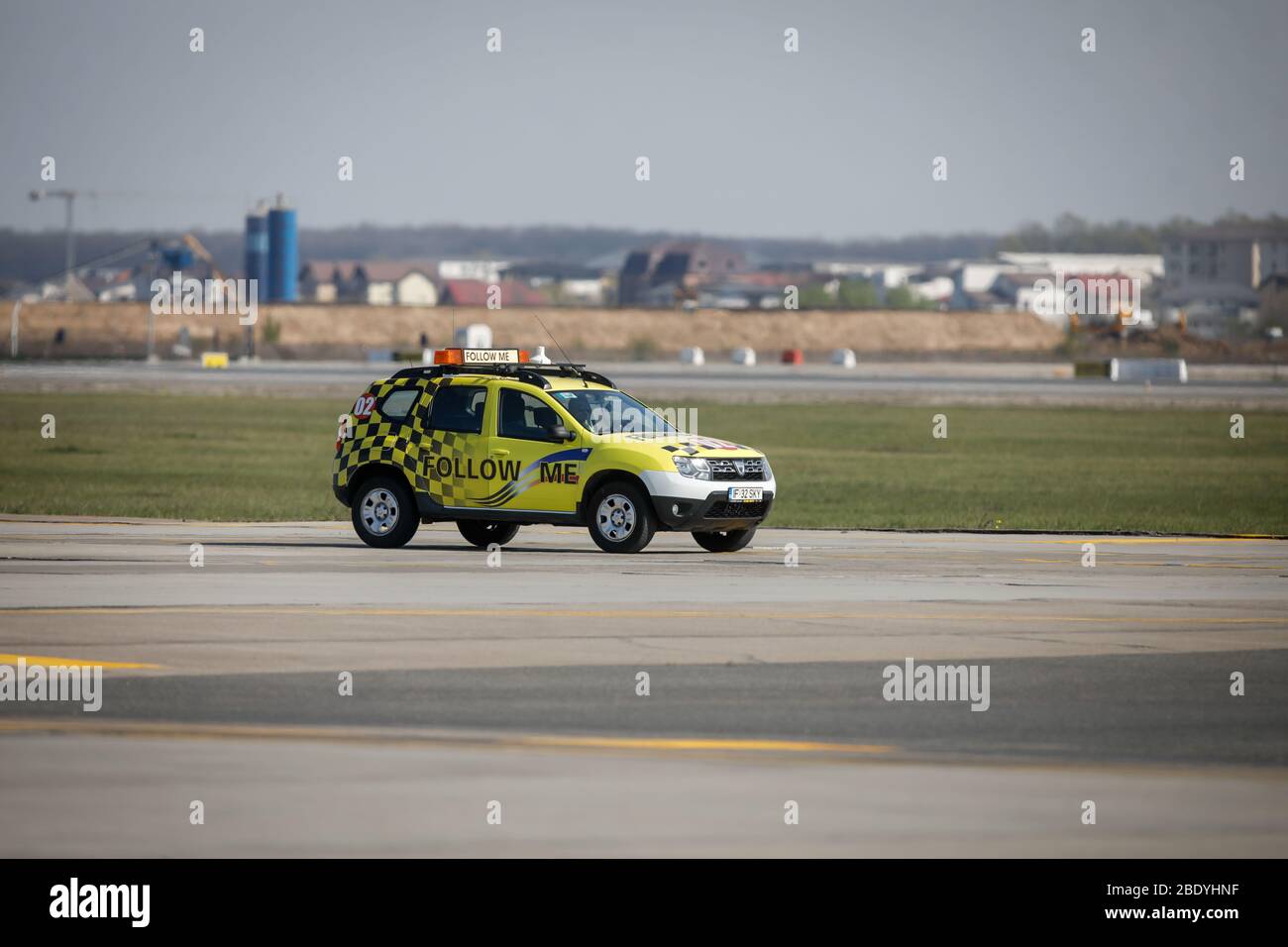 Otopeni, Romania - 9 aprile 2020: Seguimi in auto all'aeroporto internazionale Henri Coanda. Foto Stock