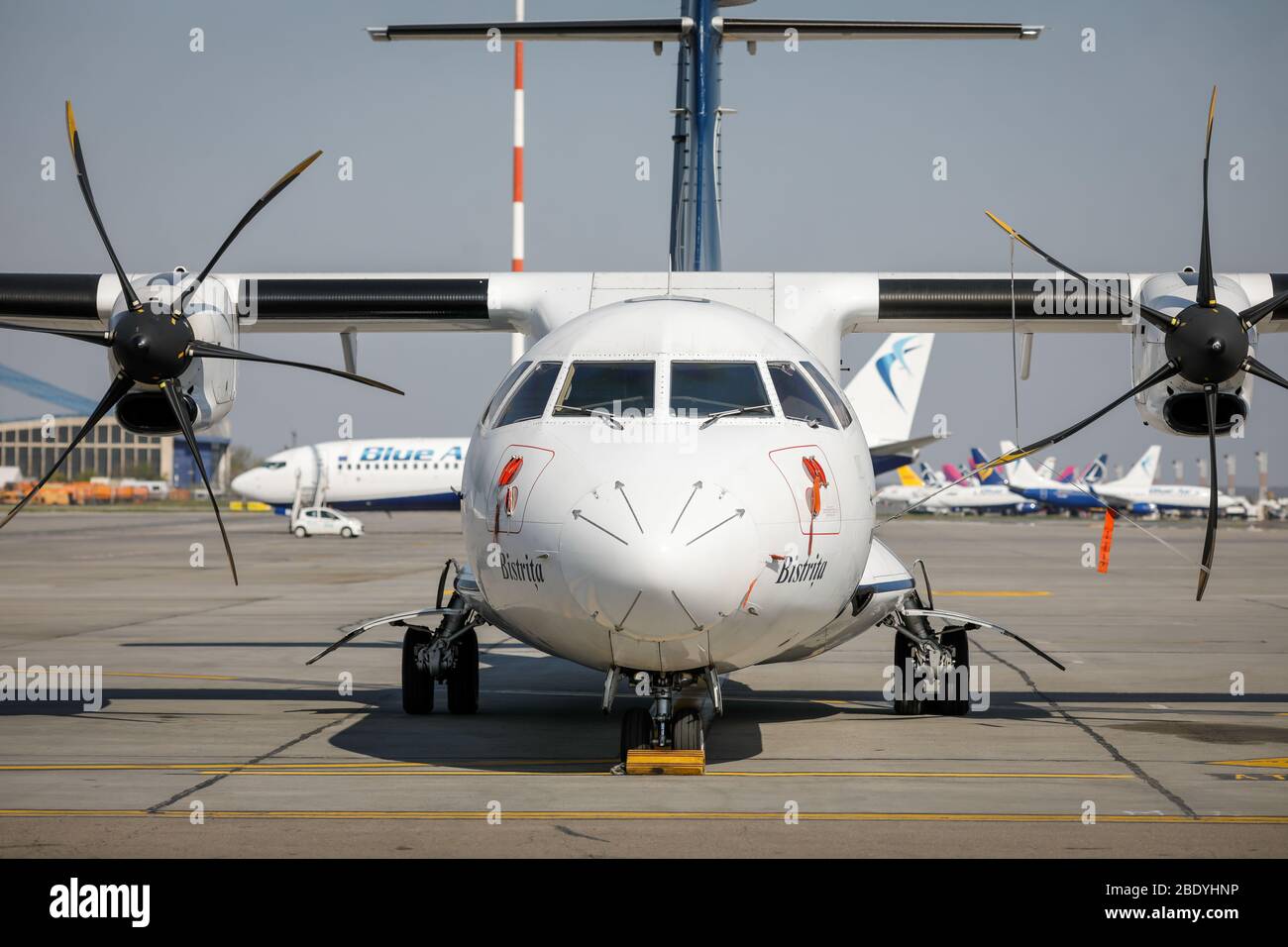 Otopeni, Romania - 9 aprile 2020: Aereo Tarom (la compagnia aerea operativa della Romania) sull'Aeroporto Internazionale Henri Coanda. Foto Stock