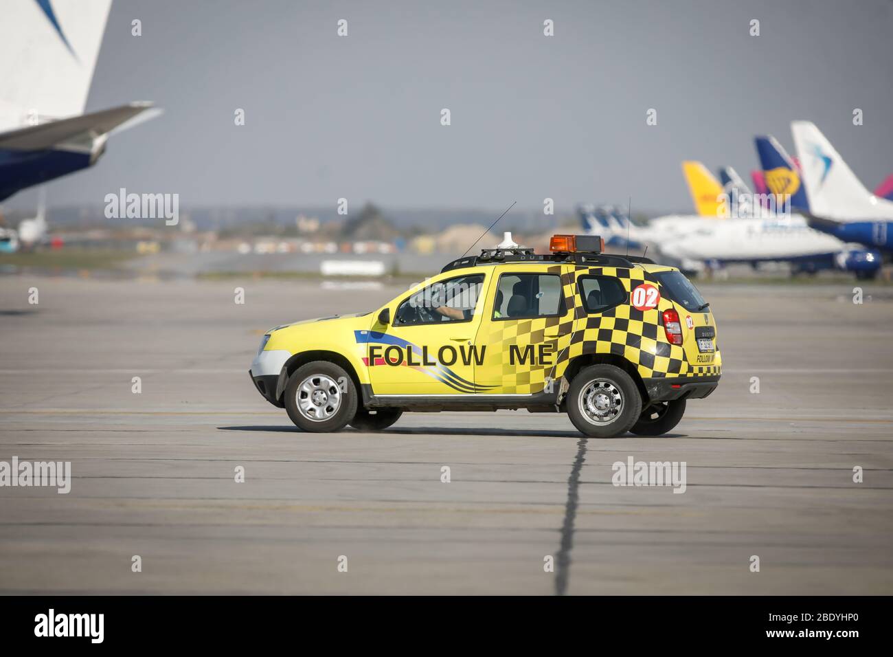 Otopeni, Romania - 9 aprile 2020: Seguimi in auto all'aeroporto internazionale Henri Coanda. Foto Stock