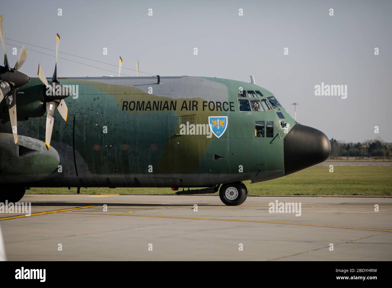 Otopeni, Romania - 9 aprile 2020: Lockheed C-130 Hercules aereo militare da carico della forza aerea rumena su Henri Coanda Aeroporto Internazionale tra Foto Stock