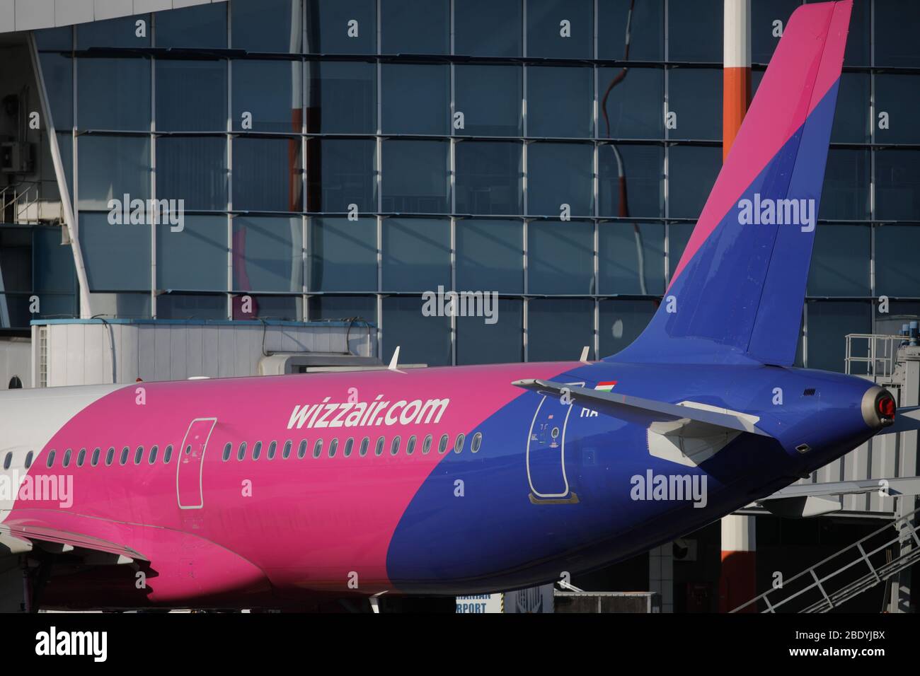 Otopeni, Romania - 8 aprile 2020: Aereo WizzAir all'Aeroporto Internazionale Henri Coanda. Foto Stock