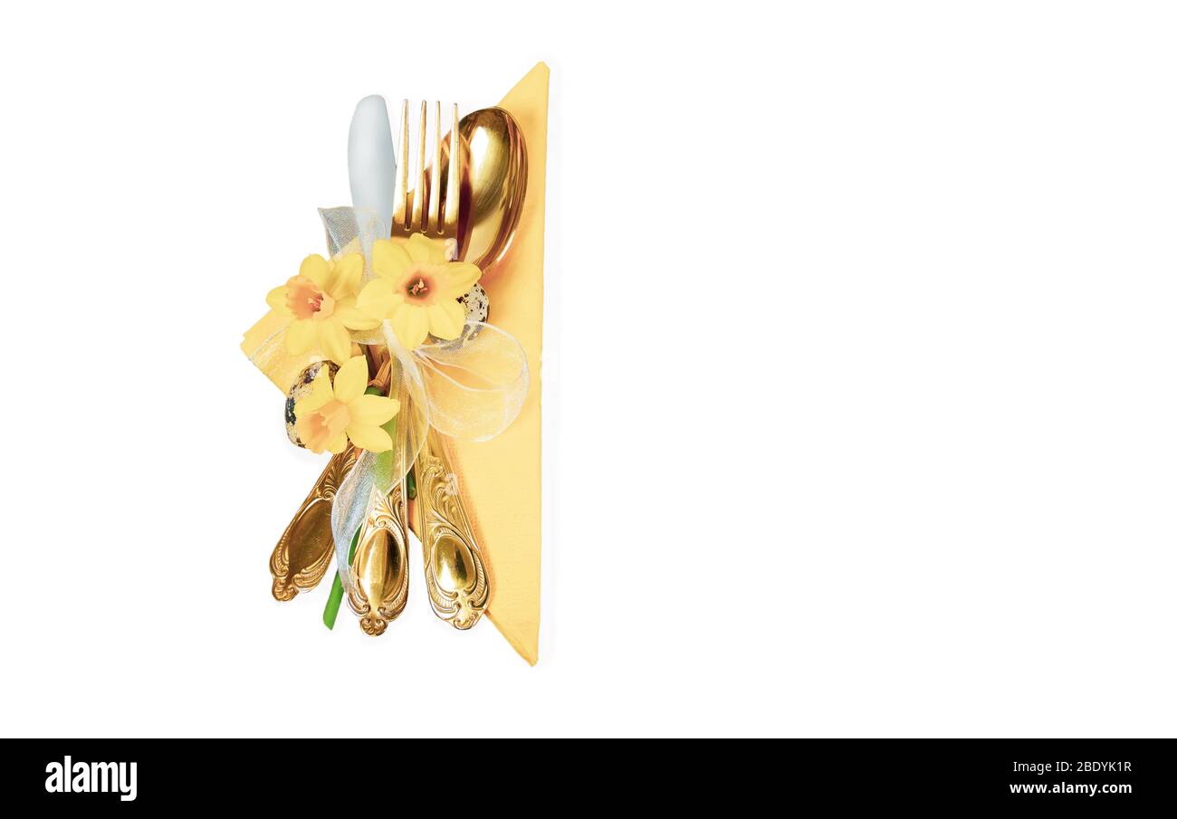 Posate con fiori di Pasqua e tovagliolo isolato su sfondo bianco. Foto Stock