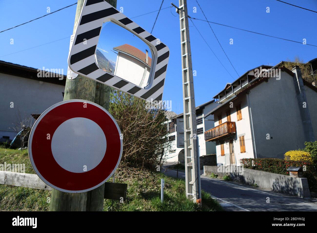 Eisation et panneau de signalisation routière. Ligne de chemin de fer du TMB. Tram del Monte Bianco. Saint-Gervais-les-Bains. Alta Savoia. Francia. Foto Stock