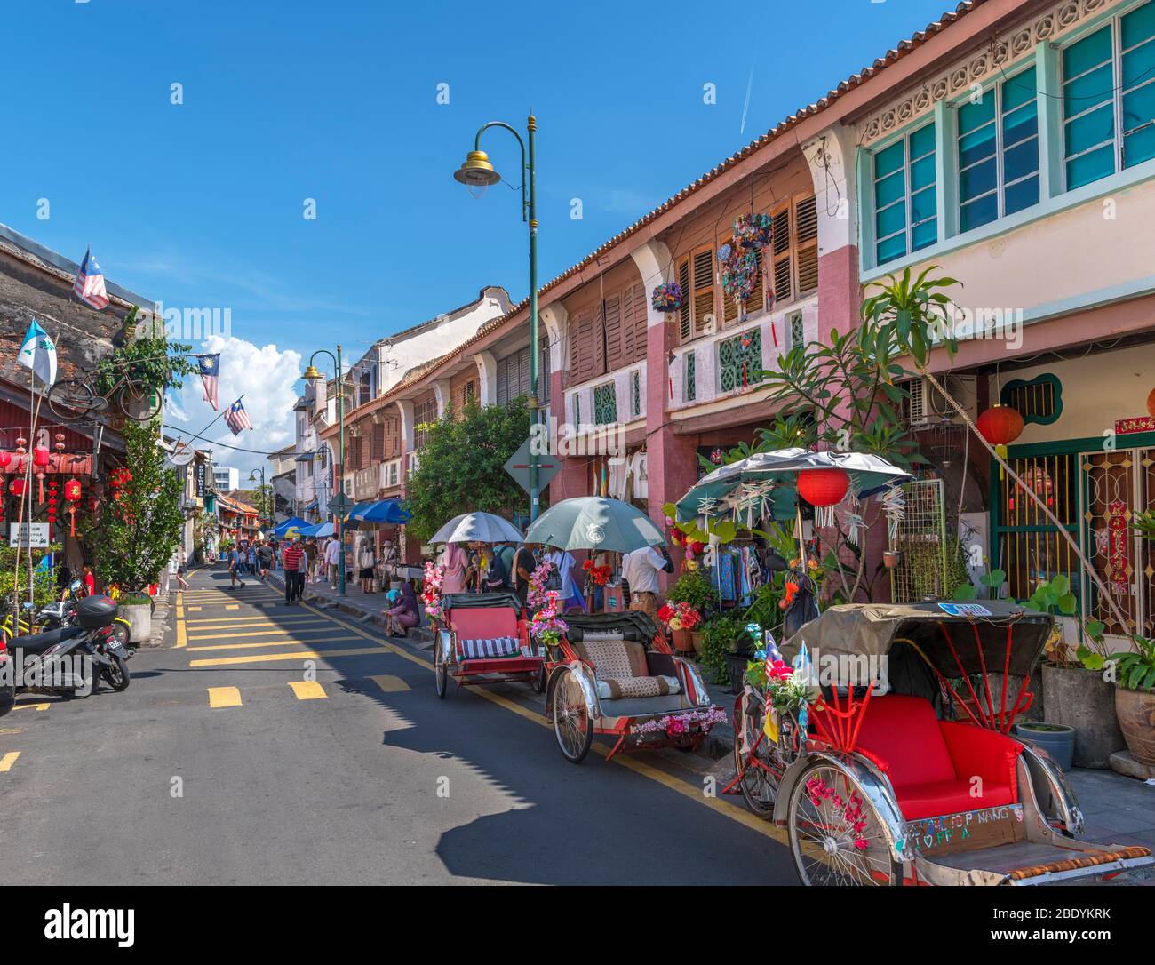 Ciclare risciò su Lebuh Armenian (via armena), vecchio quartiere coloniale, George Town, Penang, Malesia Foto Stock