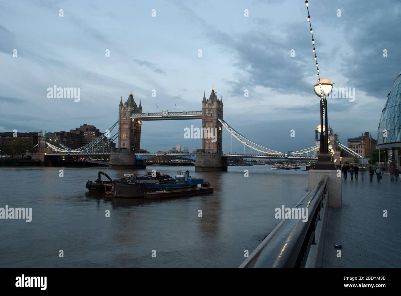 Crepuscolo Tower Bridge Bascule Suspension Bridge, Londra, SE1 di Sir Horace Jones e Sir John Wolfe Barry Victorian Gothic Architecture Foto Stock