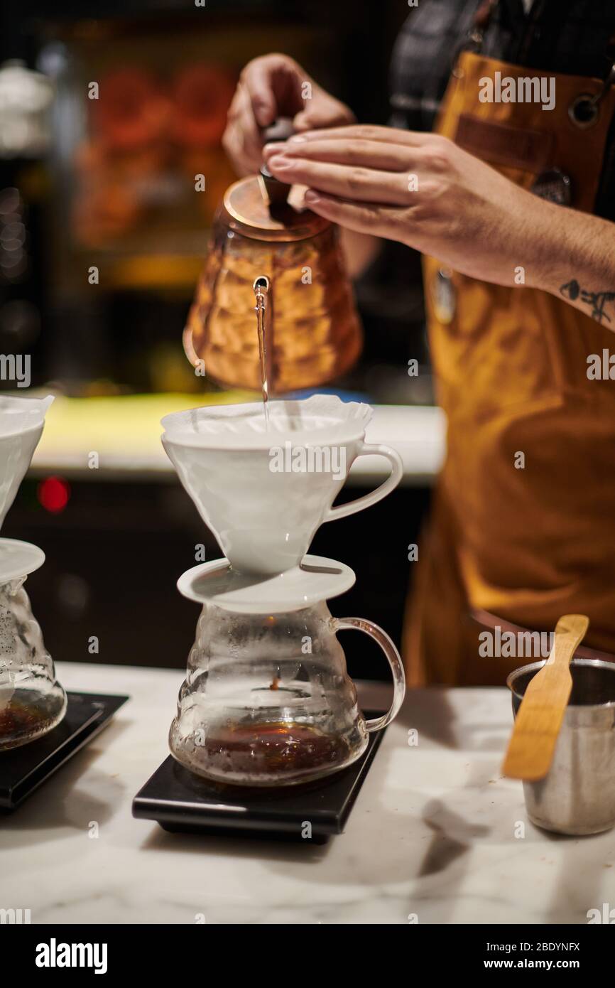 Barista al lavoro, che produce caffè speciale al Third Wave Cafe Foto Stock