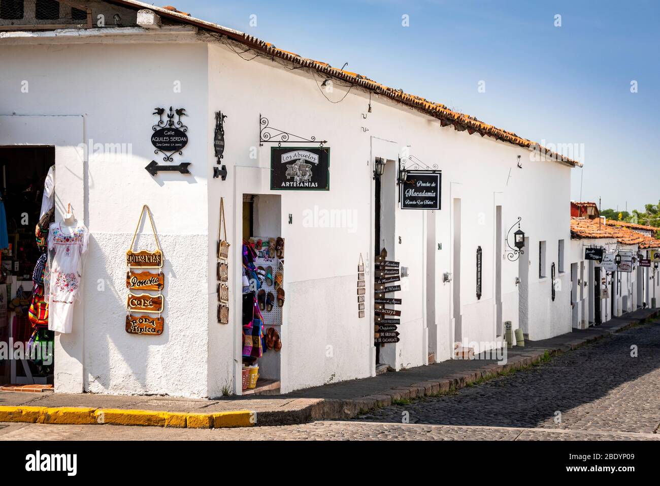 Negozi linea una strada nel 'Pueblo Blanco' di Comala, Colima, Messico. Foto Stock