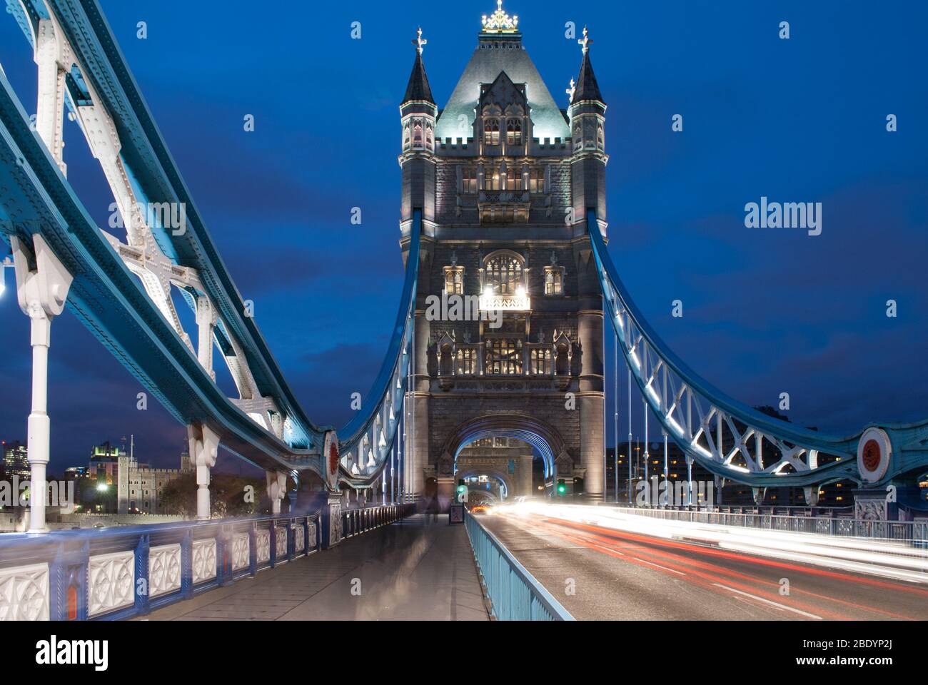 Tramonto notte Twilight Tower Bridge Bascule Suspension Bridge, Londra, SE1 di Sir Horace Jones e Sir John Wolfe Barry architettura gotica Vittoriana Foto Stock