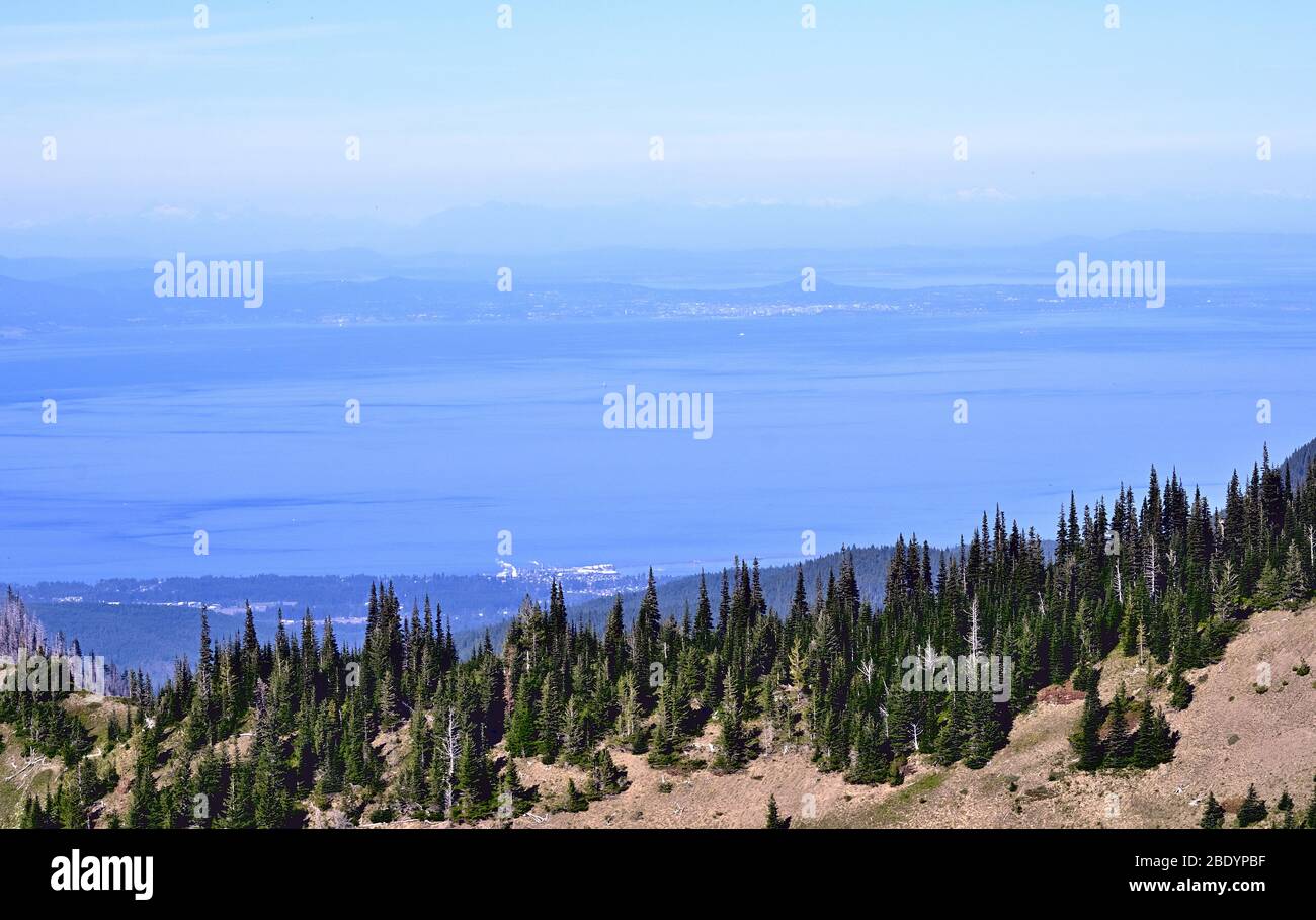 Vista dell'Isola di Vancouver attraverso lo stretto di Juan de Fuca Foto Stock