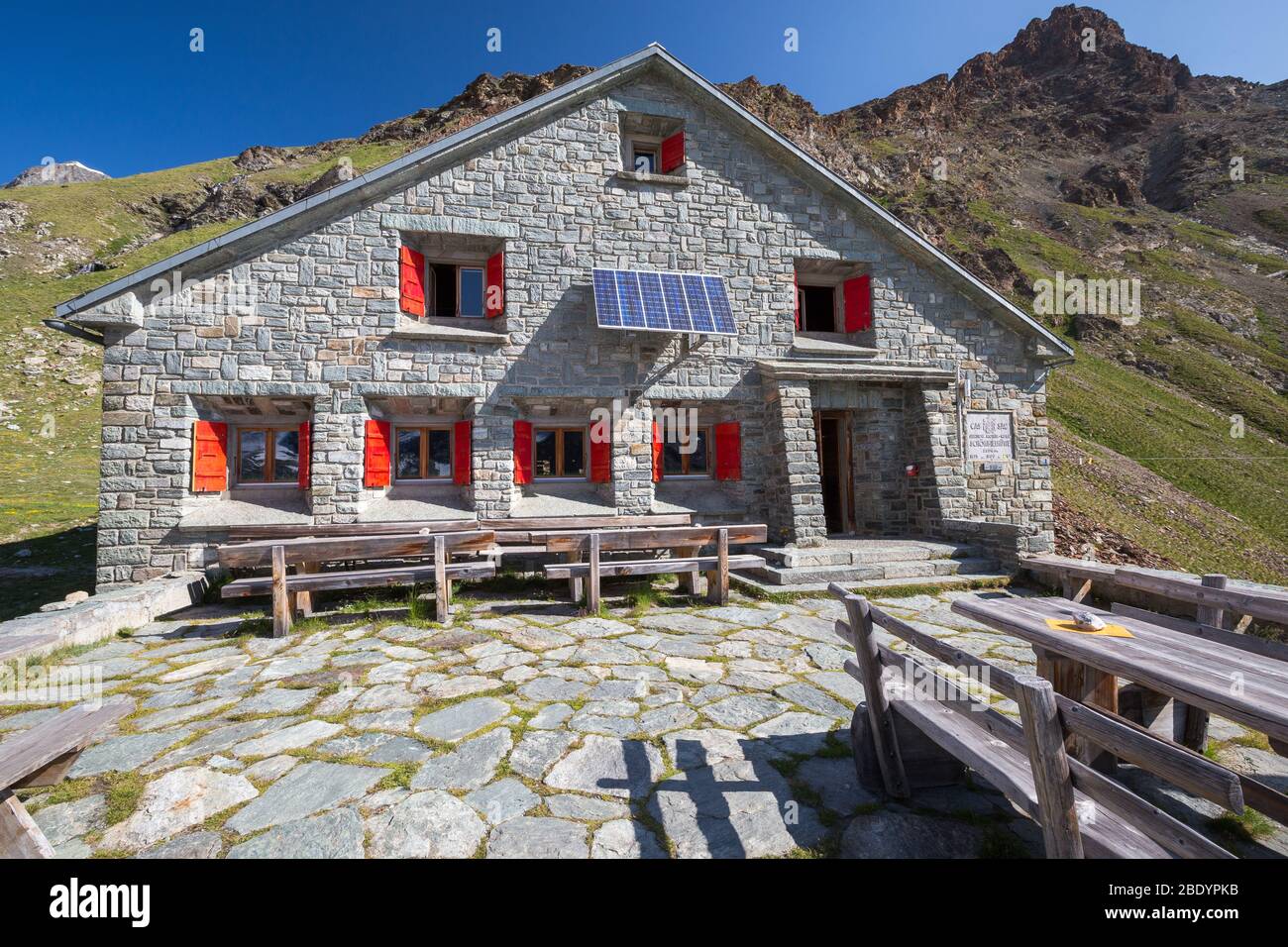 Rifugio alpino Schönbielhütte del Club Alpino Svizzero. Valle Zmutt, Zermatt, Vallese, Alpi svizzere. Europa. Foto Stock