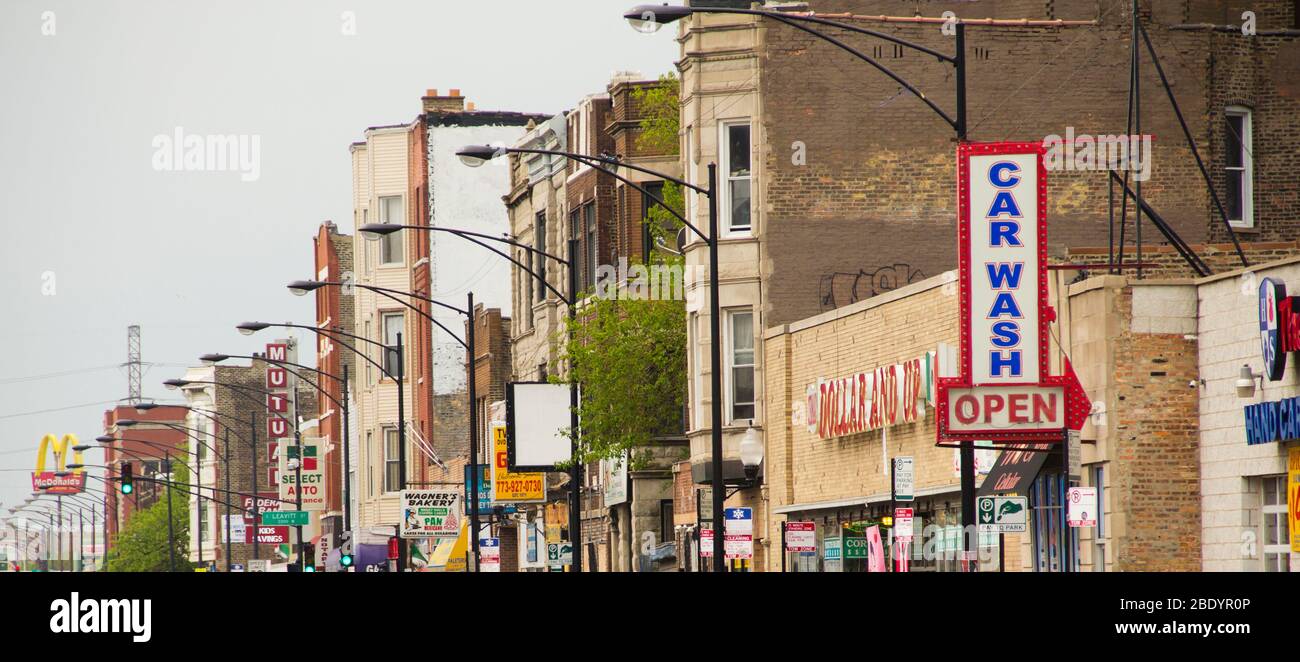 Luci di strada di fronte a fila di negozi vari, Chicago, Illinois, USA Foto Stock