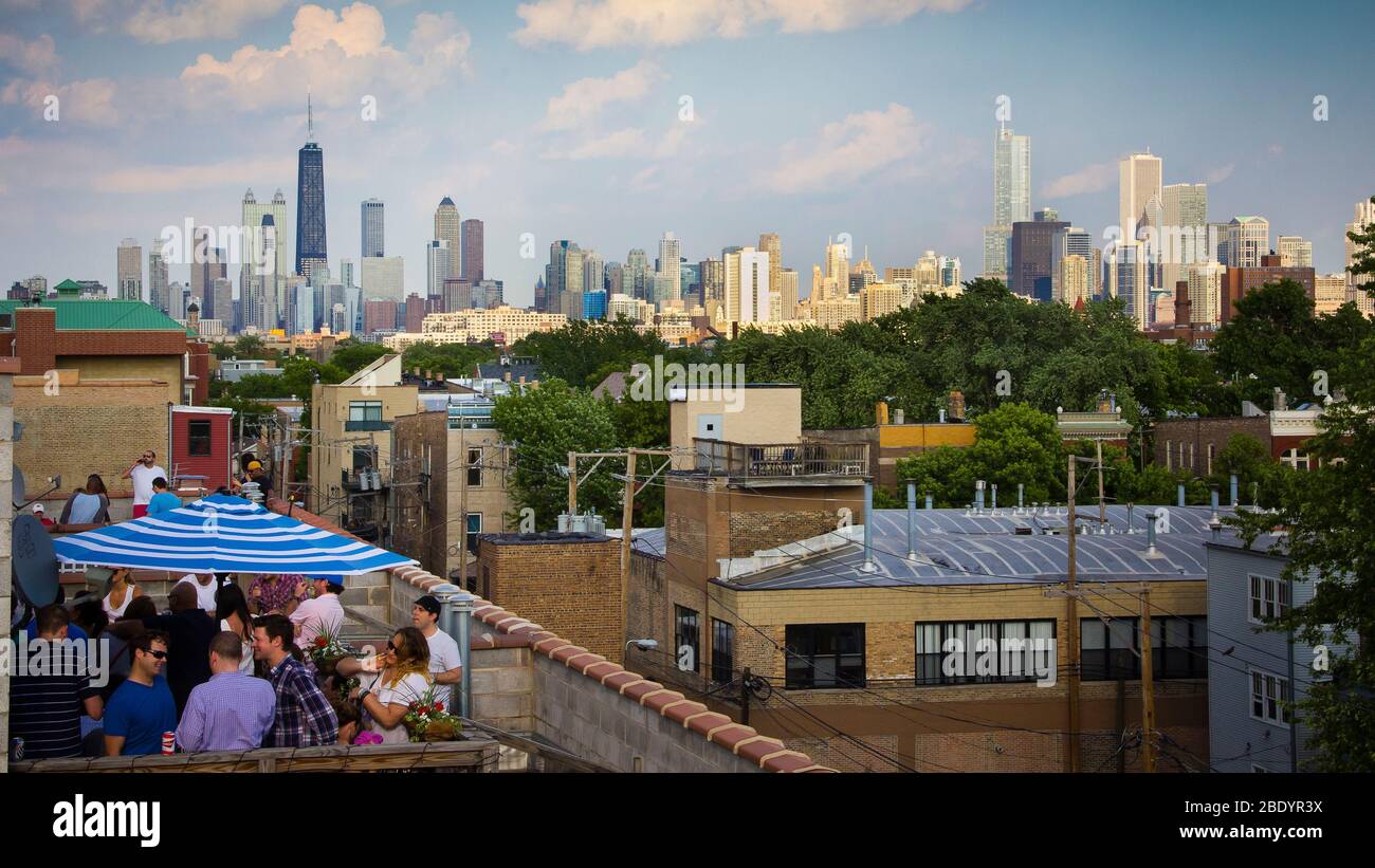 Paesaggio urbano con festa sul tetto, West Town, Chicago, Illinois, USA Foto Stock