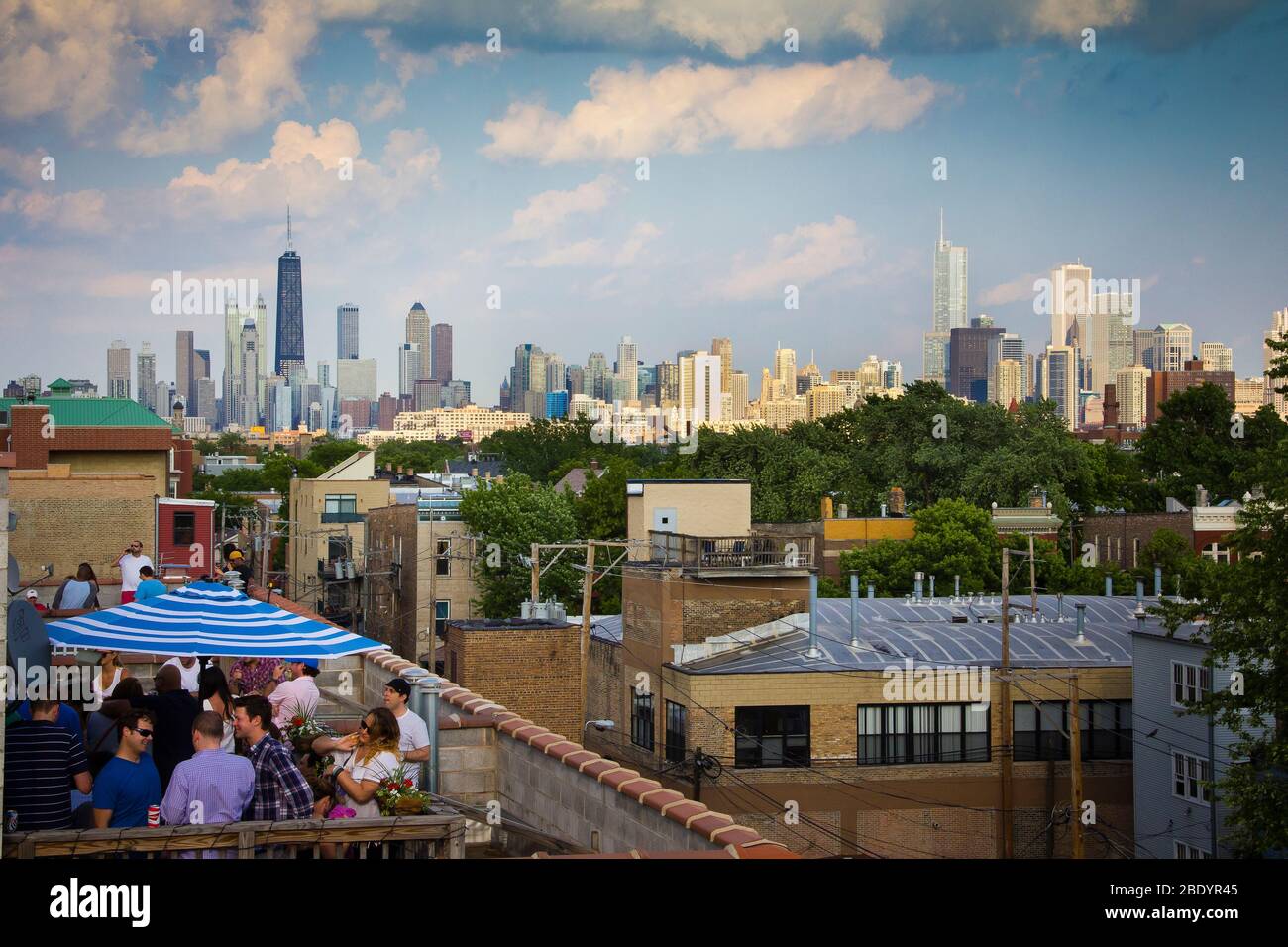 Paesaggio urbano con festa sul tetto, West Town, Chicago, Illinois, USA Foto Stock