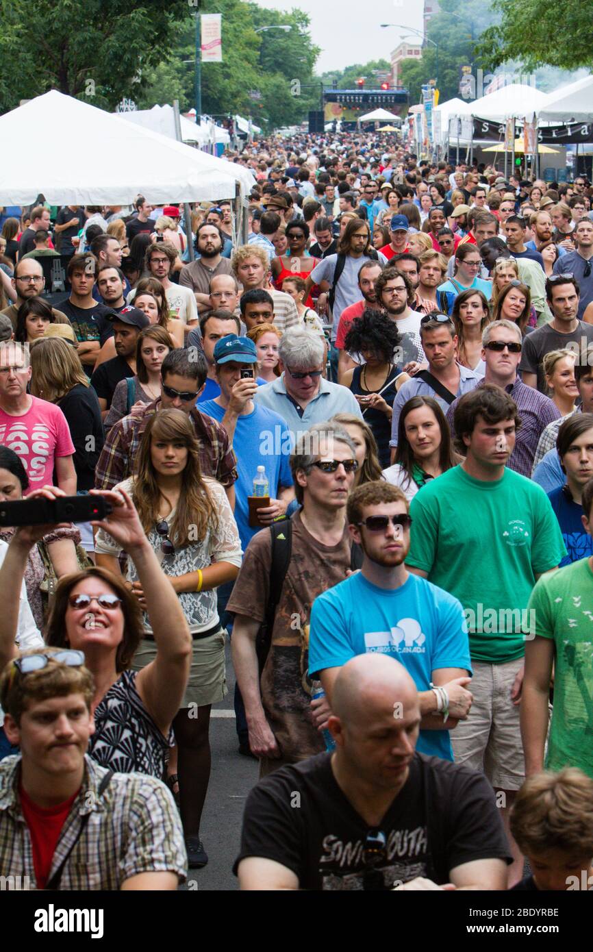 Grande folla in piedi sulla strada della città, Chicago, Illinois, Stati Uniti Foto Stock