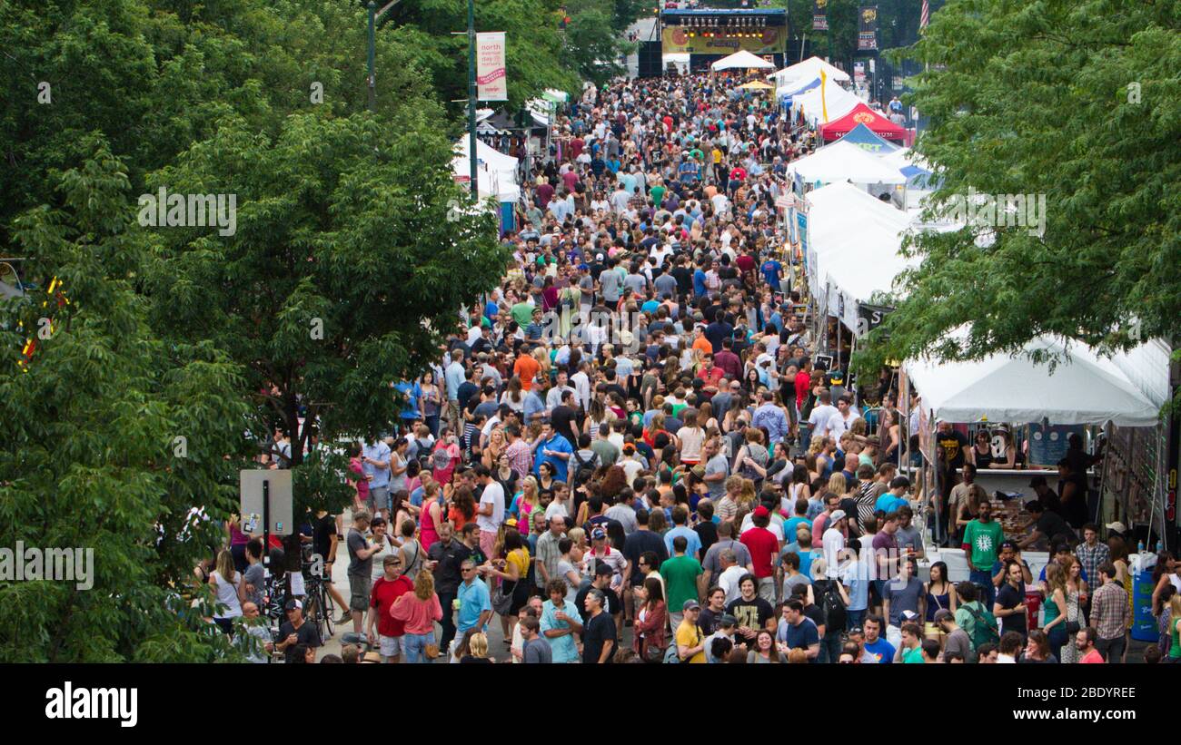 Folla in strada città, Damen, Chicago, Illinois, Stati Uniti Foto Stock